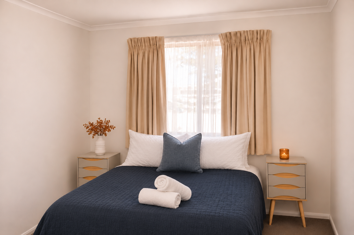 Second queen bedroom in yadboro house.