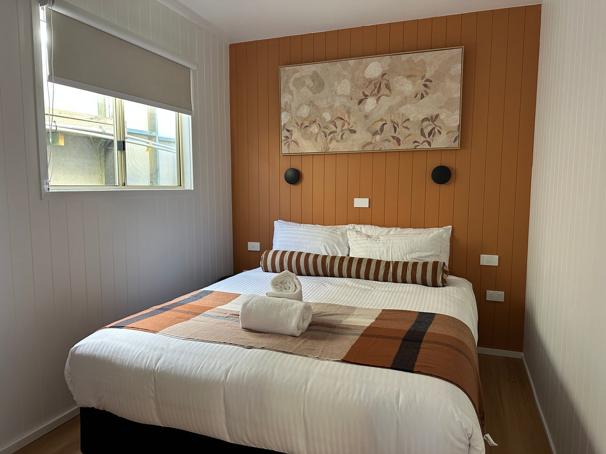 Main queen bedroom of Yerriyong cabin 4A.