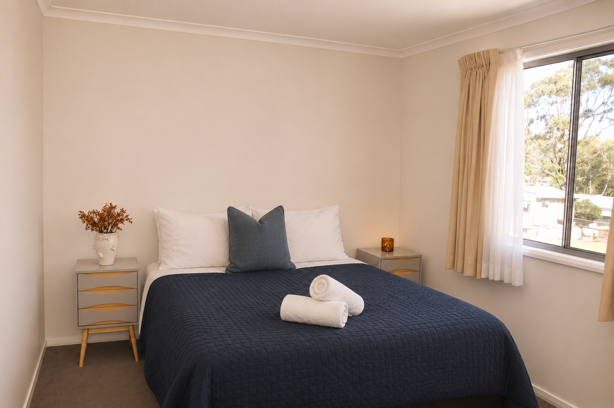 Queen bedroom in yadboro house.