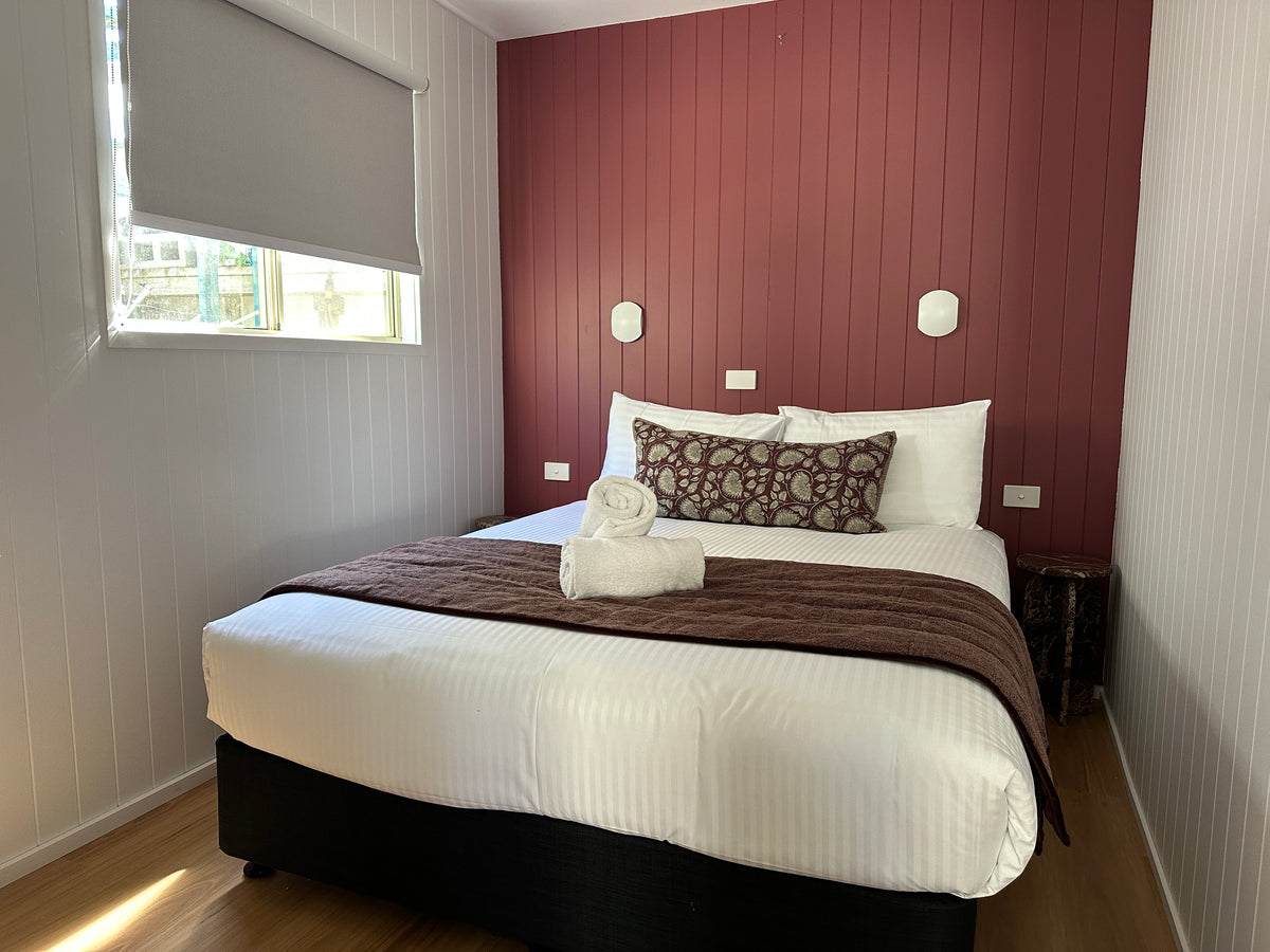 Main queen bedroom of Yerriyong cabin 3A.