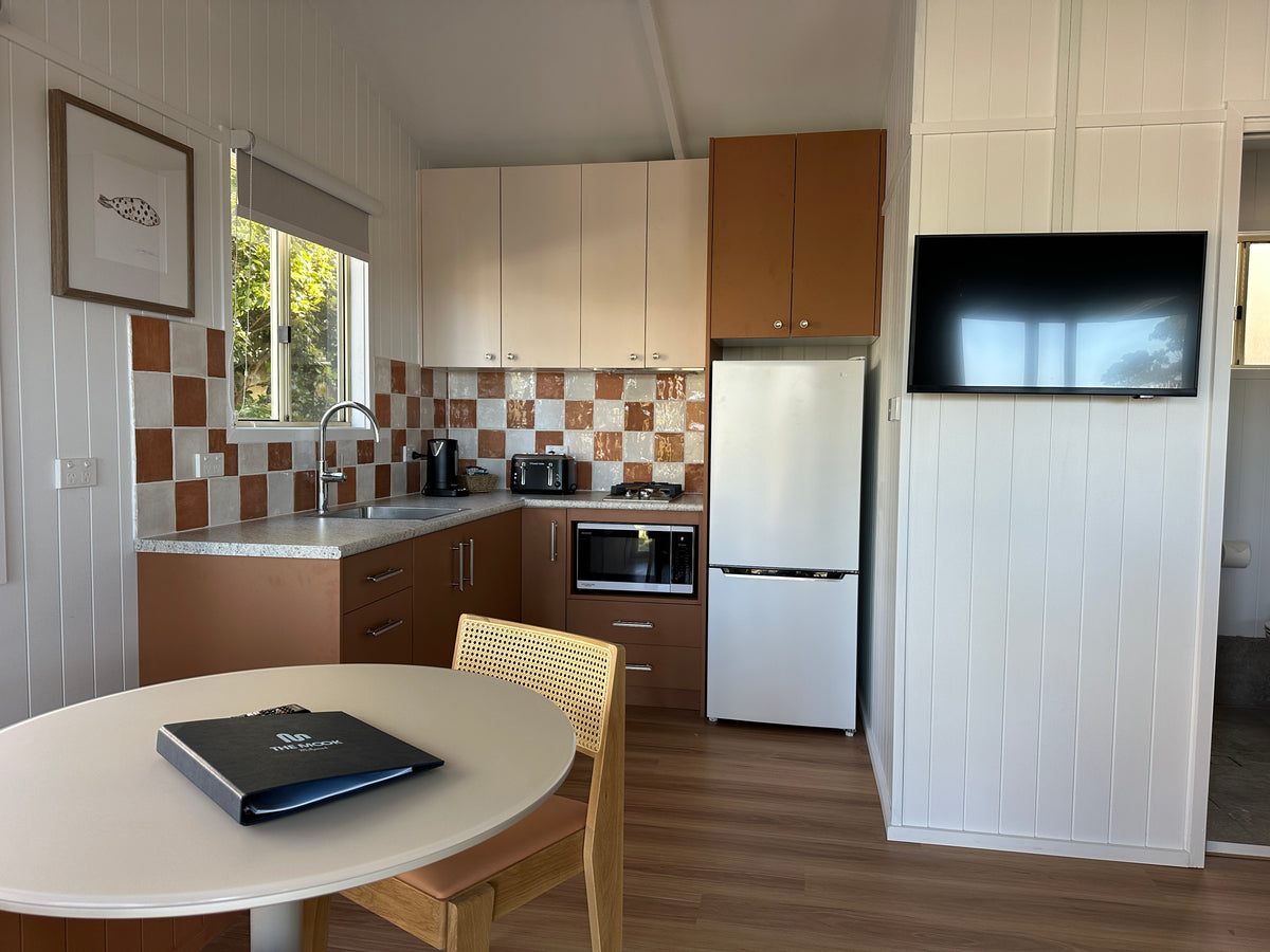 Dining area of Yerriyong Cabin 4A.
