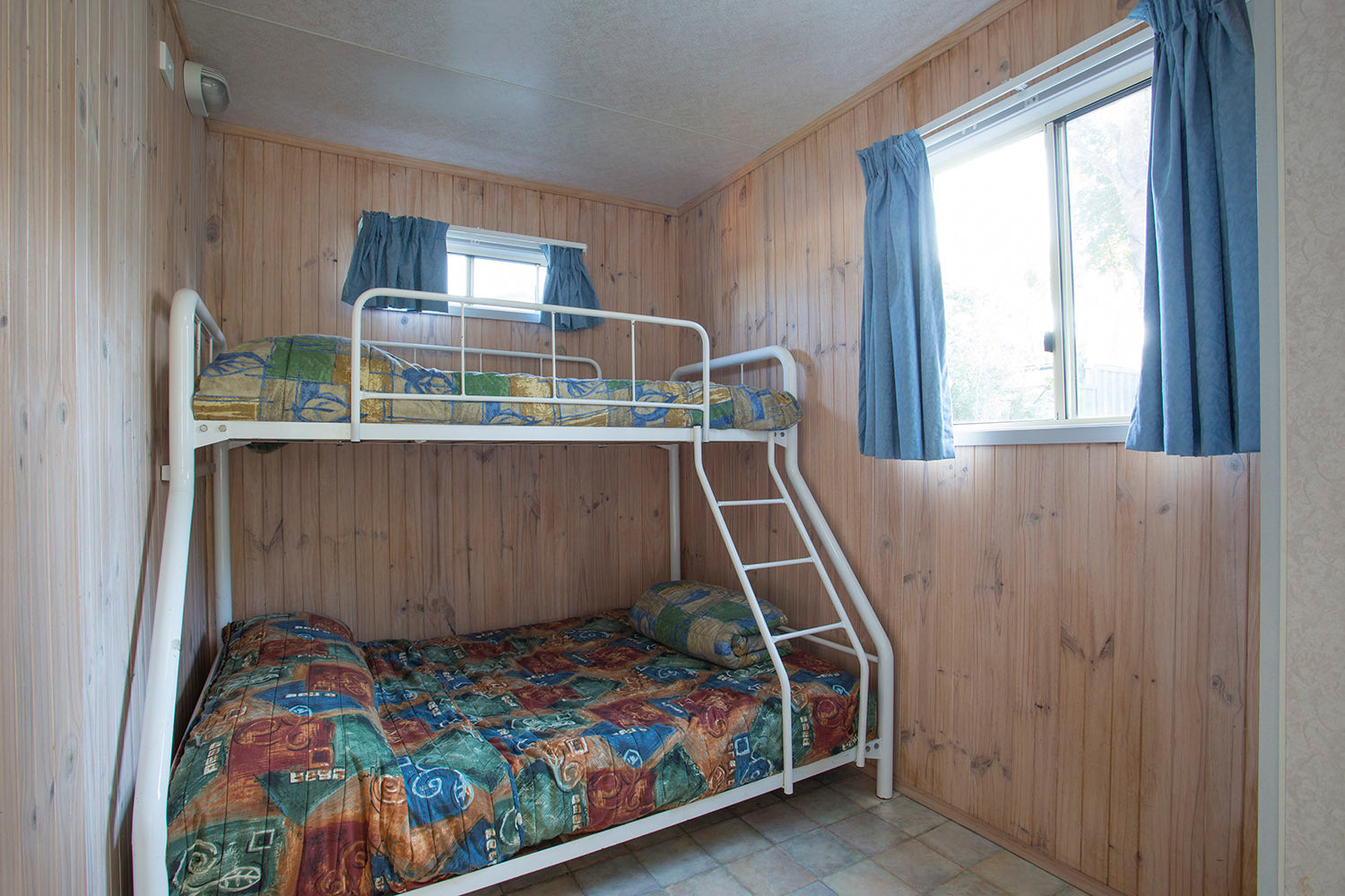 Second bedroom with single bunk bed over double bed in Yerriyong C Cabin.